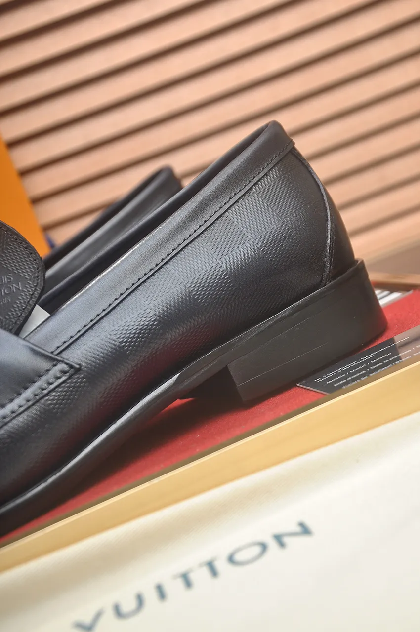 Men's men's shoes 💰540💶 [LV] (original single cowhide lining) 🍀LV's latest genuine leather business suit shoes are launched simultaneously on the official website. The first-layer cowhide imported from Italy is made of heavy gold, 💥official website 1:1 rubber outsole. Versatile to wear, high-end without losing class, and the color combination is extraordinary. This four-season style is alluring when worn on your feet, showing off your big-name flair. Standard code 39-45 (45 customized)